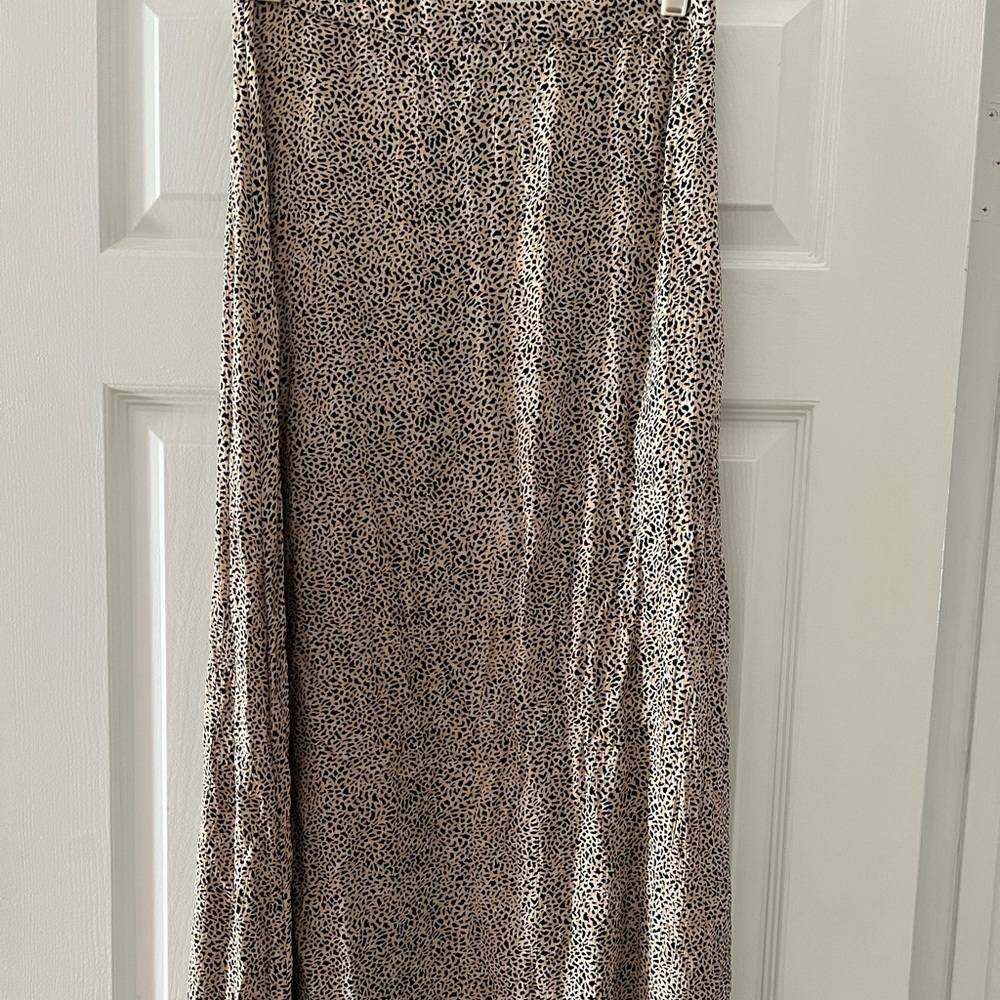 Billabong womans long skirt. Side zip, leaopard  print